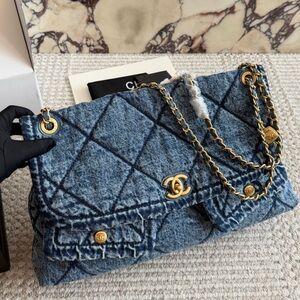 Chanel women's Tote bag
